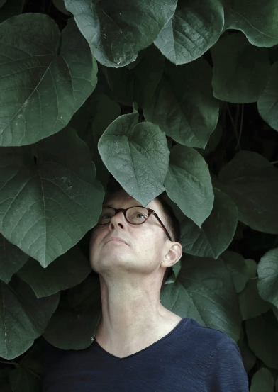 Marc-Rohweder-Portrait-unter-Baum